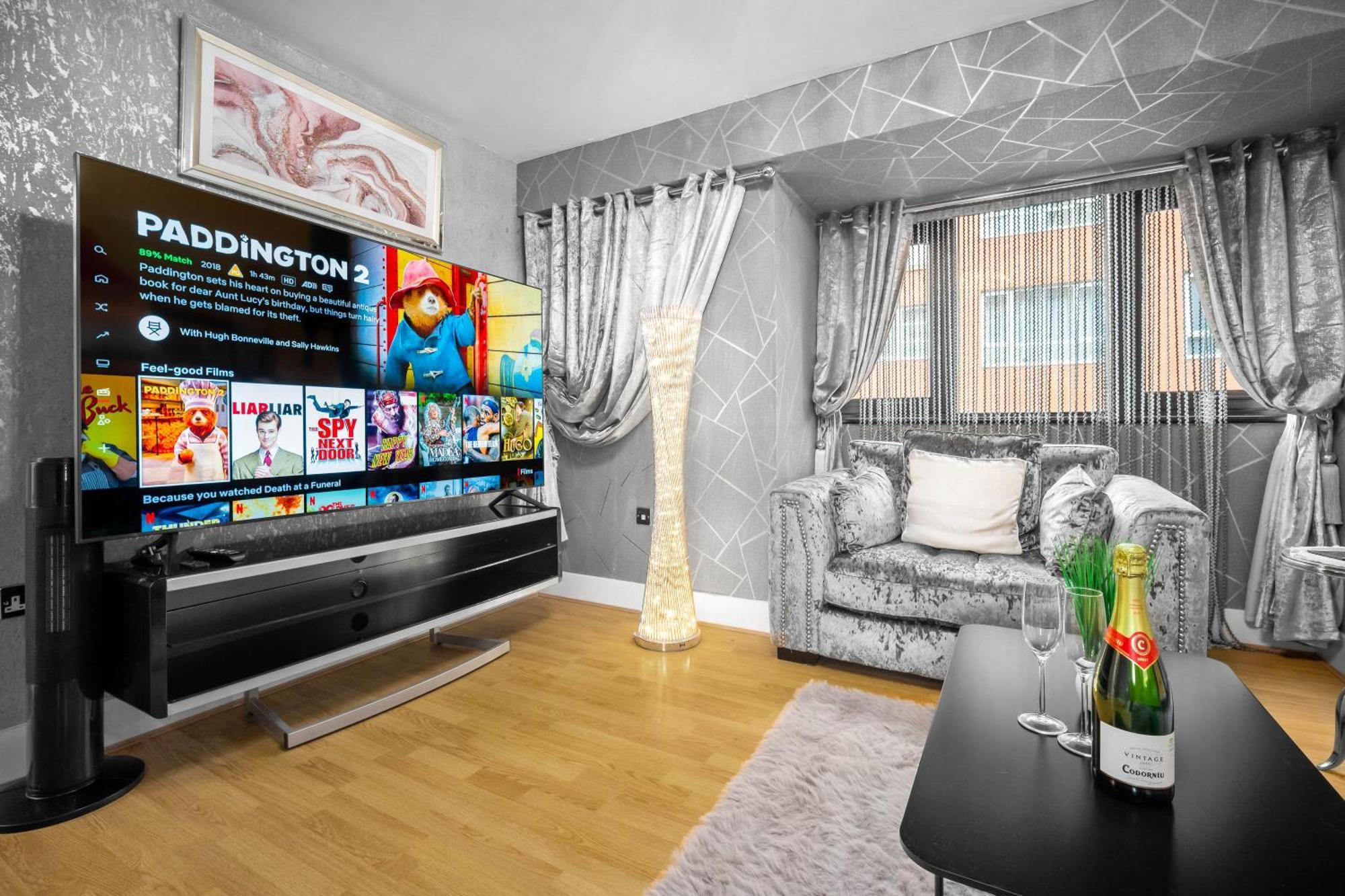 Luxury 1 Bed Flat With Parking 11K - Top Rated - Netflix - Wifi - 70 Inch Smart Tv - Birmingham City Centre - Tv In Bedroom - Top Rated Exterior foto